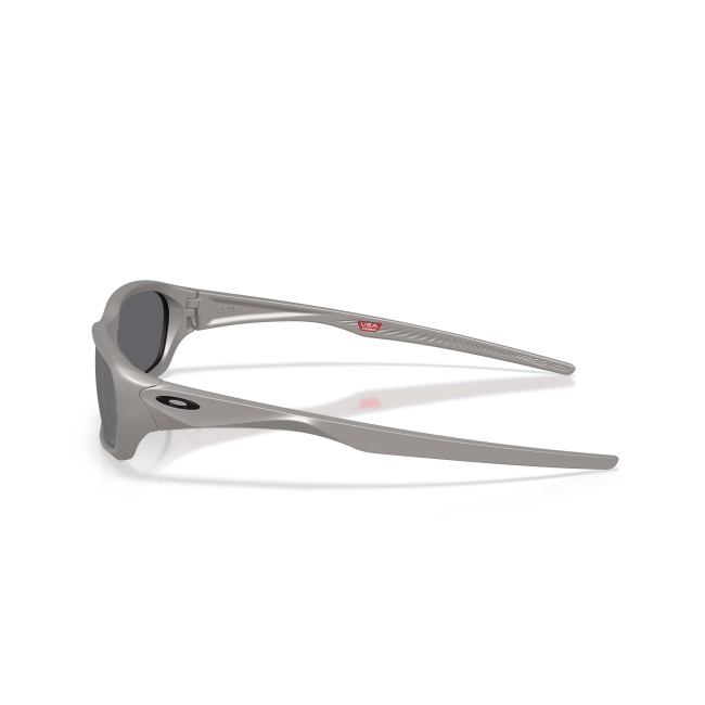 Oakley OO 9530 TERRAFORMA col. 05 è un occhiale da sole in acetato grigio titanio e calibro 58.