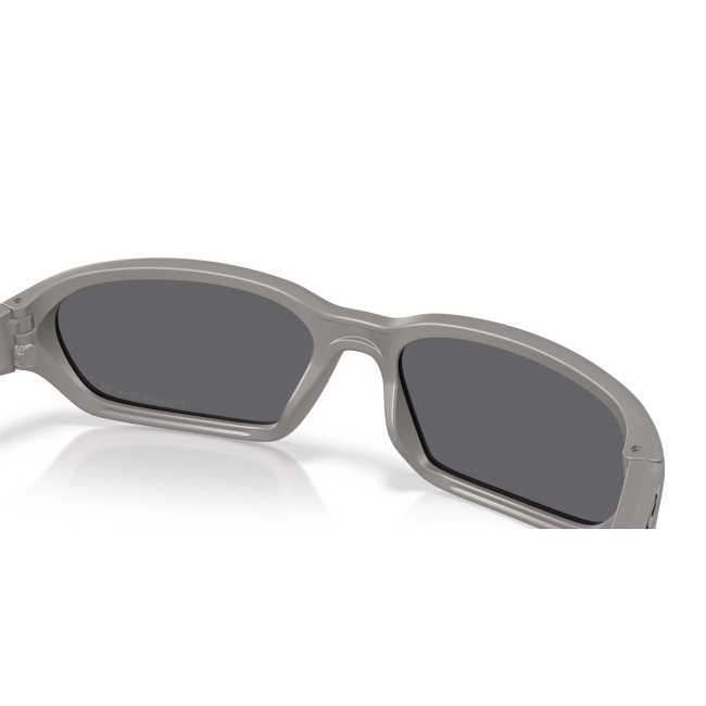 Oakley OO 9530 TERRAFORMA col. 05 è un occhiale da sole in acetato grigio titanio e calibro 58.