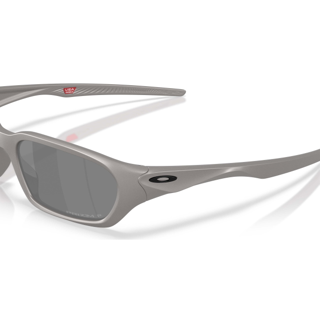 Oakley OO 9530 TERRAFORMA col. 05 è un occhiale da sole in acetato grigio titanio e calibro 58.