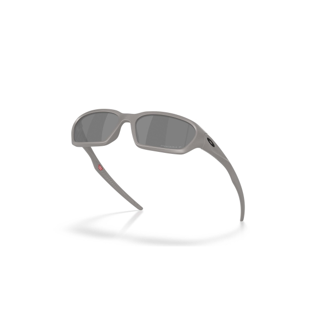 Oakley OO 9530 TERRAFORMA col. 05 è un occhiale da sole in acetato grigio titanio e calibro 58.