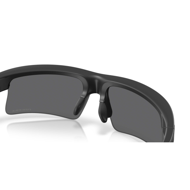 Oakley OO 9534 BISPHAERA SPEED Col.01 Cal.68: occhiale da sole, calibro 68, colore 01. Materiale/finitura celluloide nero satinato, colore principale nero, lenti prizm black.