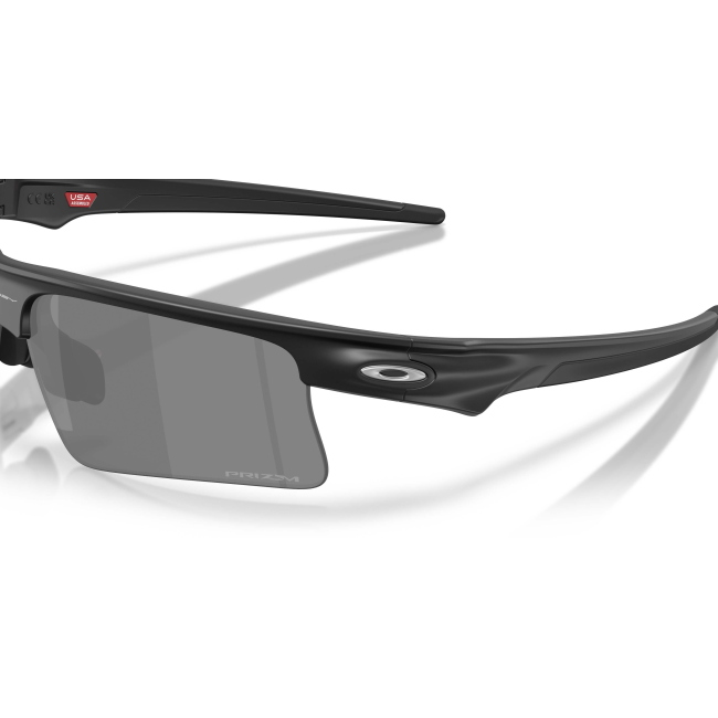 Oakley OO 9534 BISPHAERA SPEED Col.01 Cal.68: occhiale da sole, calibro 68, colore 01. Materiale/finitura celluloide nero satinato, colore principale nero, lenti prizm black.