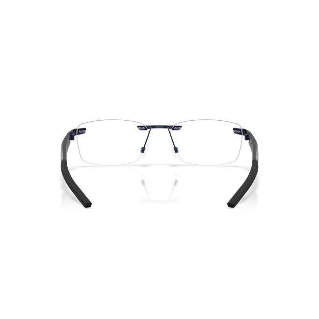 Oakley OX 3126 STEAKHOUSE 1.0 col. 03 interpreta il modello con METALLO BLU SCURO SATINATO. il calibro 55 ne definiscono il carattere.