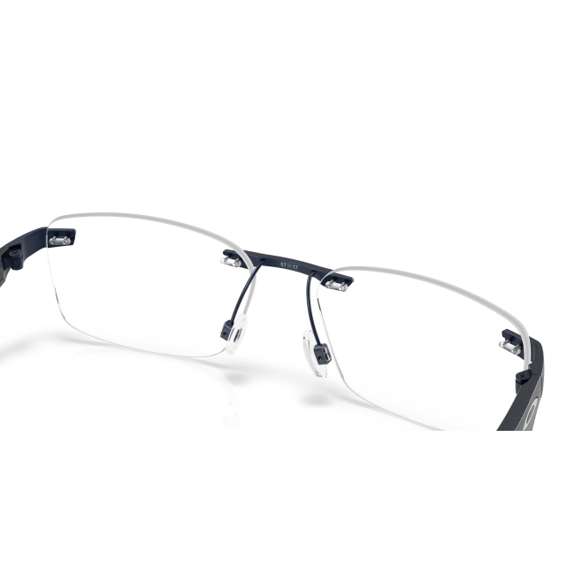 Oakley OX 3126 STEAKHOUSE 1.0 col. 03 interpreta il modello con METALLO BLU SCURO SATINATO. il calibro 55 ne definiscono il carattere.