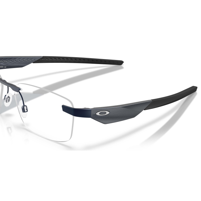 Oakley OX 3126 STEAKHOUSE 1.0 col. 03 interpreta il modello con METALLO BLU SCURO SATINATO. il calibro 55 ne definiscono il carattere.