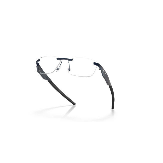 Oakley OX 3126 STEAKHOUSE 1.0 col. 03 interpreta il modello con METALLO BLU SCURO SATINATO. il calibro 55 ne definiscono il carattere.
