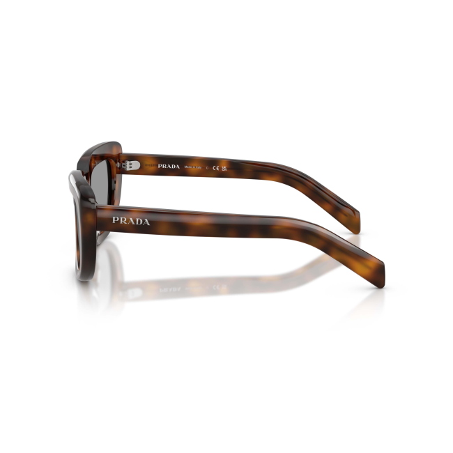 Prada SPR D07 col. 20D-50Q è un occhiale da sole da donna in acetato marrone tartarugato, dalla forma rettangolare e calibro 53.