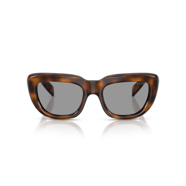 Prada SPR D07 col. 20D-50Q è un occhiale da sole da donna in acetato marrone tartarugato, dalla forma rettangolare e calibro 53.