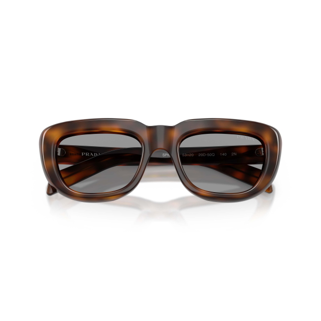 Prada SPR D07 col. 20D-50Q è un occhiale da sole da donna in acetato marrone tartarugato, dalla forma rettangolare e calibro 53.