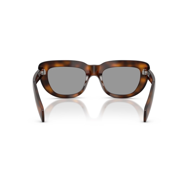 Prada SPR D07 col. 20D-50Q è un occhiale da sole da donna in acetato marrone tartarugato, dalla forma rettangolare e calibro 53.