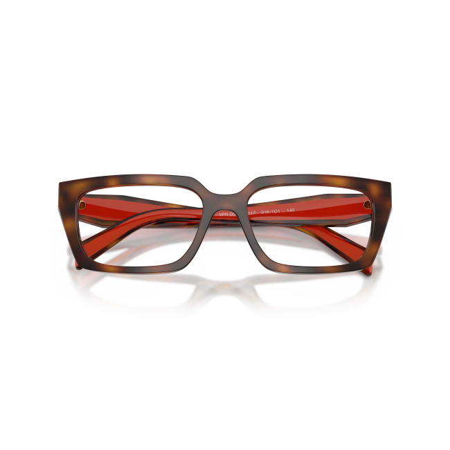 Prada VPR D05 col. 01K-1O1 è una montatura da vista da donna in acetato marrone tartarugato, dalla forma rettangolare e calibro 55.