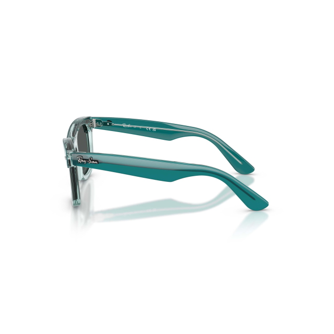 Ray-Ban Junior RJ 9140S col. 7213/87 è un occhiale da sole in acetato verde trasparente e calibro 45.