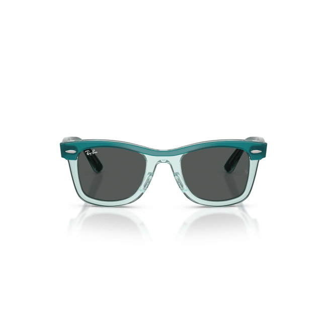 Ray-Ban Junior RJ 9140S col. 7213/87 è un occhiale da sole in acetato verde trasparente e calibro 45.