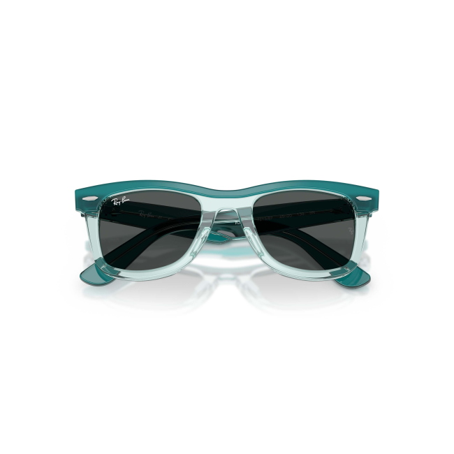 Ray-Ban Junior RJ 9140S col. 7213/87 è un occhiale da sole in acetato verde trasparente e calibro 45.