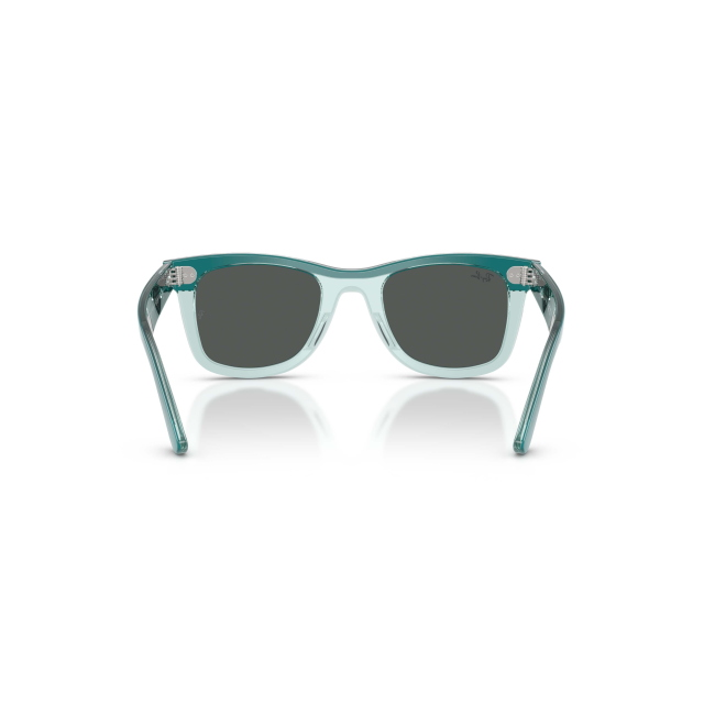 Ray-Ban Junior RJ 9140S col. 7213/87 è un occhiale da sole in acetato verde trasparente e calibro 45.