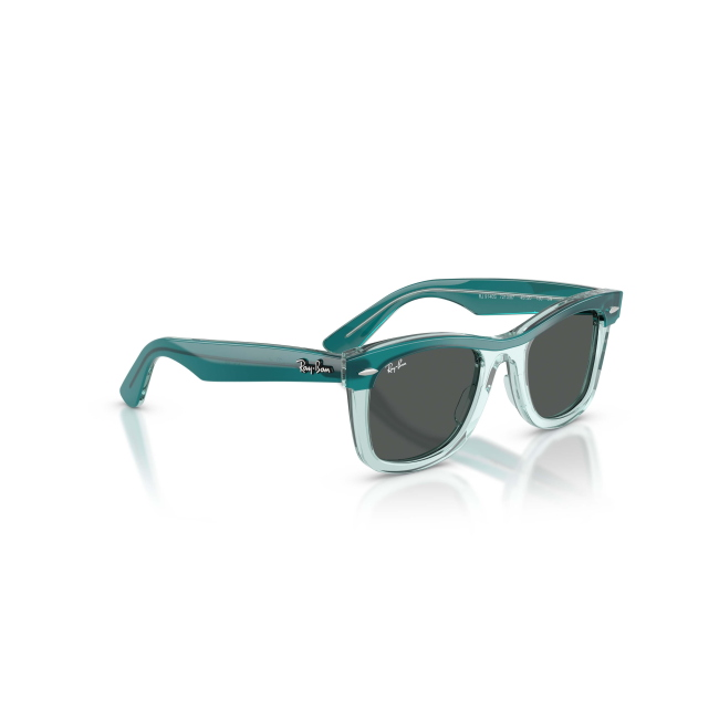 Ray-Ban Junior RJ 9140S col. 7213/87 è un occhiale da sole in acetato verde trasparente e calibro 45.