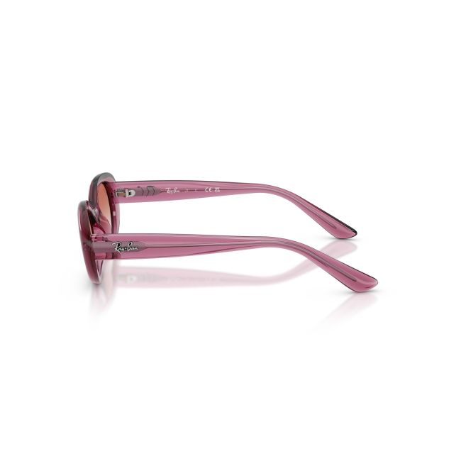 Ray-Ban Junior RJ 9141S Col.7217/V0 Cal.45: occhiale da sole, calibro 45, colore 7217/V0. Materiale/finitura celluloide viola trasparente, colore principale viola, lenti rosse sfumate.