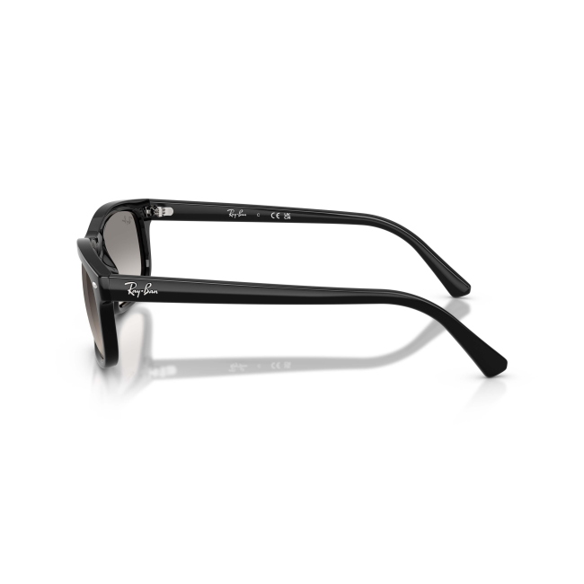 Ray-Ban RB 2224 col. 901/32 è un occhiale da sole in acetato nero lucido e calibro 57.