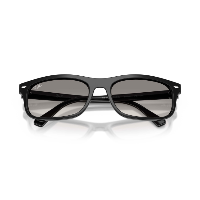 Ray-Ban RB 2224 col. 901/32 è un occhiale da sole in acetato nero lucido e calibro 57.