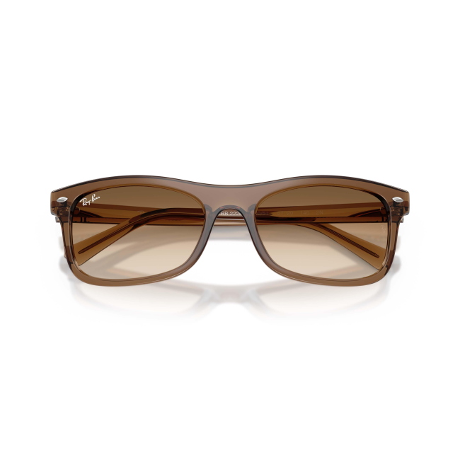 Ray-Ban RB 2226 col. 664051 è un occhiale da sole in acetato marrone chiaro trasparente e calibro 54.