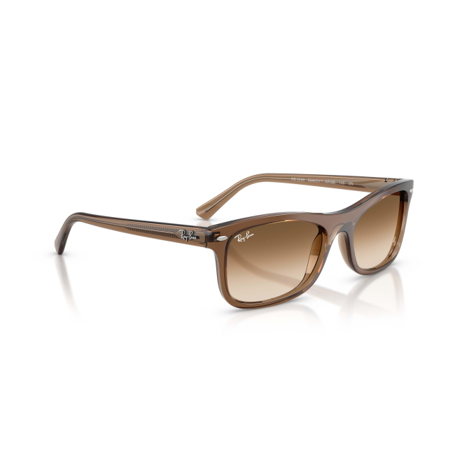 Ray-Ban RB 2226 col. 664051 è un occhiale da sole in acetato marrone chiaro trasparente e calibro 54.