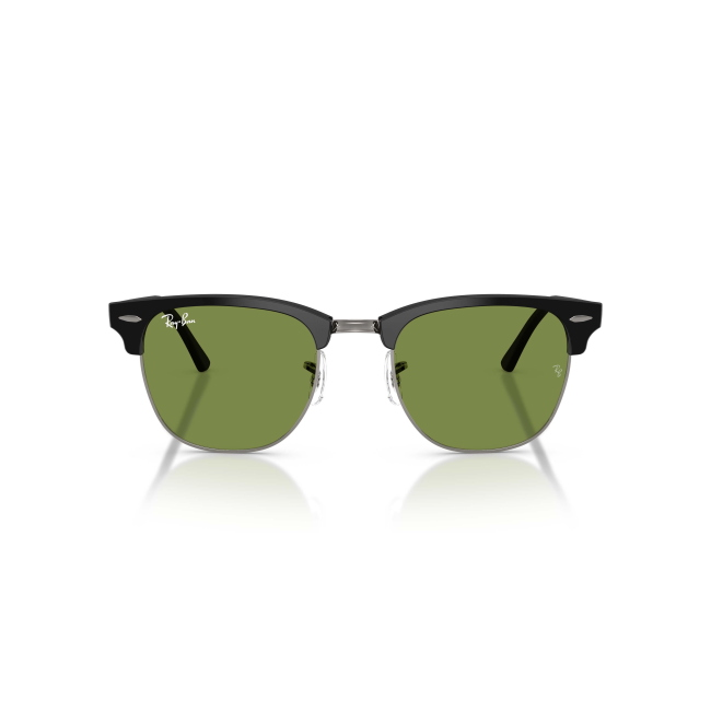 Ray-Ban RB 3016 CLUBMASTER col. 601S/4E è un occhiale da sole in acetato nero satinato e calibro 51.