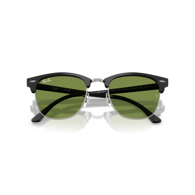 Ray-Ban RB 3016 CLUBMASTER col. 601S/4E è un occhiale da sole in acetato nero satinato e calibro 51.