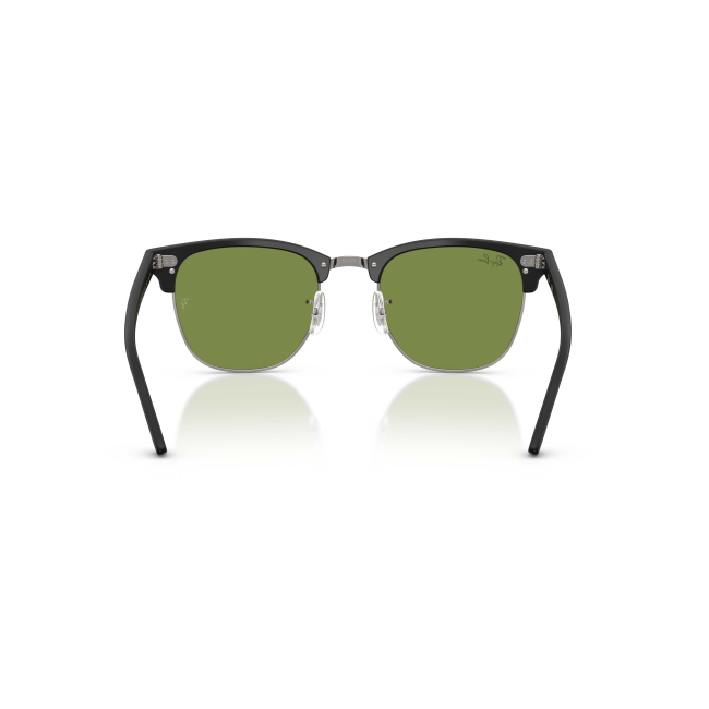 Ray-Ban RB 3016 CLUBMASTER col. 601S/4E è un occhiale da sole in acetato nero satinato e calibro 51.