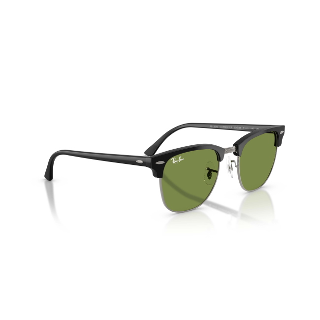 Ray-Ban RB 3016 CLUBMASTER col. 601S/4E è un occhiale da sole in acetato nero satinato e calibro 51.