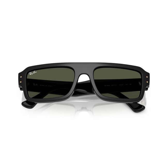 Ray-Ban RB 4454 FLACKO col. 6677/31 è un occhiale da sole in acetato nero lucido e calibro 56.