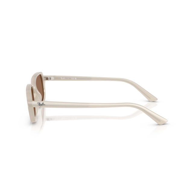 Ray-Ban RB 4455 ZURI col. 6808/73 Ã¨ un occhiale da sole in acetato BIANCO con lenti MARRONE SCURO. Il calibro 52 mantiene proporzioni armoniose.