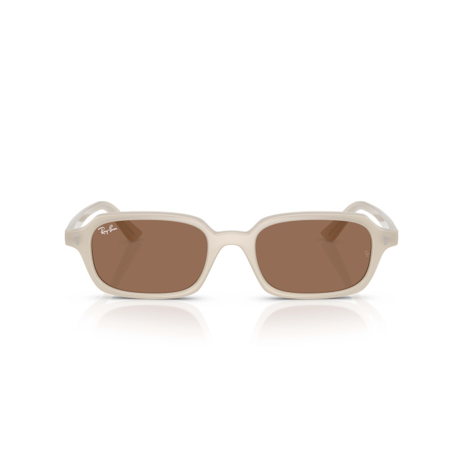 Ray-Ban RB 4455 ZURI col. 6808/73 Ã¨ un occhiale da sole in acetato BIANCO con lenti MARRONE SCURO. Il calibro 52 mantiene proporzioni armoniose.