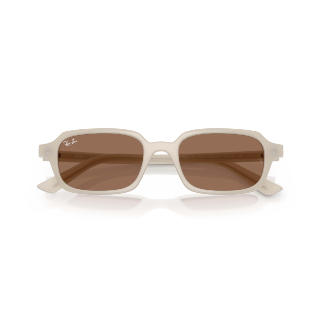 Ray-Ban RB 4455 ZURI col. 6808/73 Ã¨ un occhiale da sole in acetato BIANCO con lenti MARRONE SCURO. Il calibro 52 mantiene proporzioni armoniose.