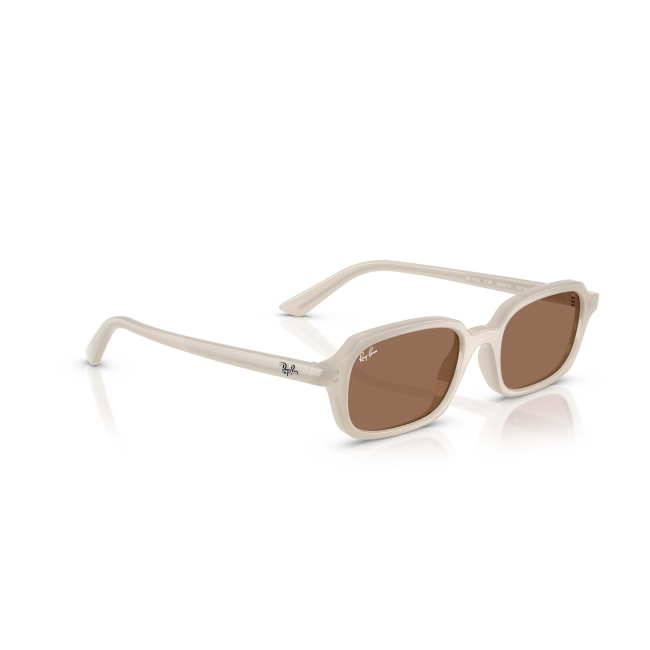 Ray-Ban RB 4455 ZURI col. 6808/73 Ã¨ un occhiale da sole in acetato BIANCO con lenti MARRONE SCURO. Il calibro 52 mantiene proporzioni armoniose.