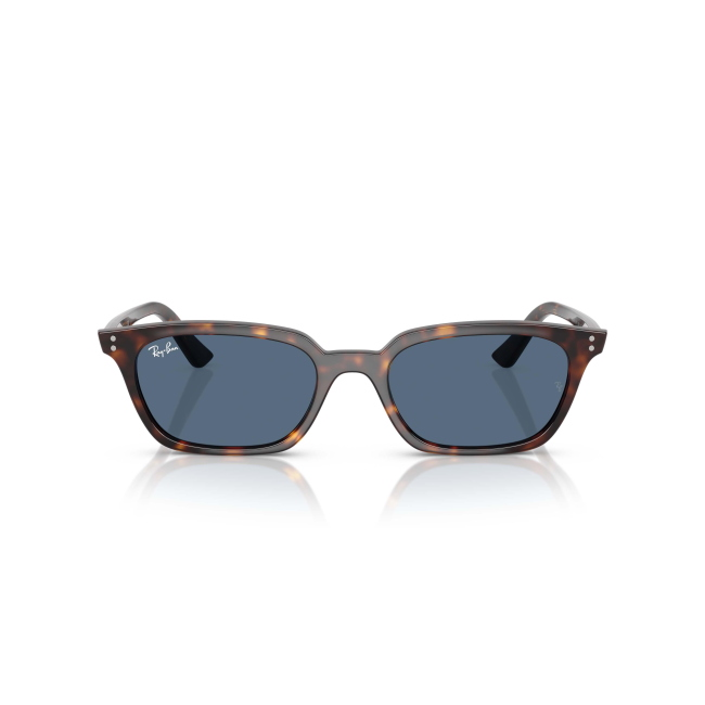 Ray-Ban RB 4456 ZAYA col. 1359/80 è un occhiale da sole in acetato marrone tartarugato e calibro 53.