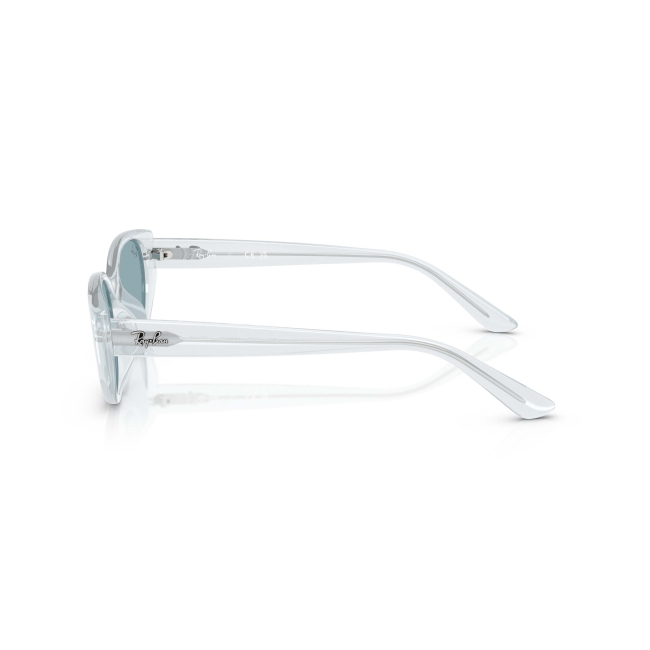 Ray-Ban RB 4457D col. 6872/80 si distingue per il frontale pulito in acetato GHIACCIO TRASPARENTE con lenti BLU. Il calibro 55 completa una configurazione equilibrata.