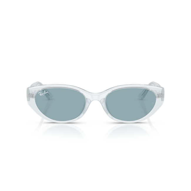 Ray-Ban RB 4457D col. 6872/80 si distingue per il frontale pulito in acetato GHIACCIO TRASPARENTE con lenti BLU. Il calibro 55 completa una configurazione equilibrata.
