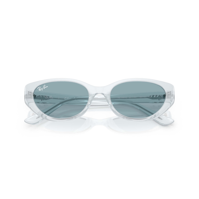 Ray-Ban RB 4457D col. 6872/80 si distingue per il frontale pulito in acetato GHIACCIO TRASPARENTE con lenti BLU. Il calibro 55 completa una configurazione equilibrata.