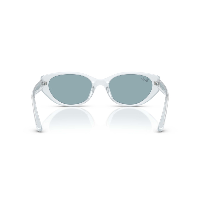 Ray-Ban RB 4457D col. 6872/80 si distingue per il frontale pulito in acetato GHIACCIO TRASPARENTE con lenti BLU. Il calibro 55 completa una configurazione equilibrata.