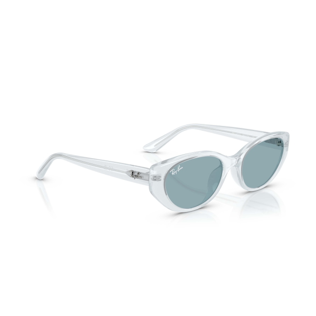 Ray-Ban RB 4457D col. 6872/80 si distingue per il frontale pulito in acetato GHIACCIO TRASPARENTE con lenti BLU. Il calibro 55 completa una configurazione equilibrata.