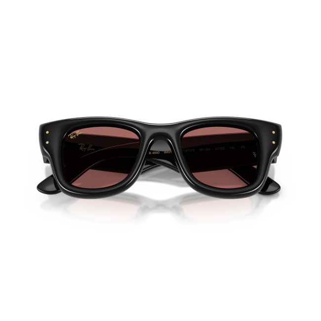 Ray-Ban RB 4940 WAYFARER PUFFER Col.601/69 Cal.50: occhiale da sole, calibro 50, colore 601/69. Materiale/finitura celluloide nero lucido, colore principale nero, lenti violetto scuro.