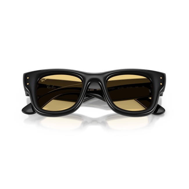 Ray-Ban RB 4940 WAYFARER PUFFER col. 601/85 è un occhiale da sole in acetato nero lucido e calibro 50.
