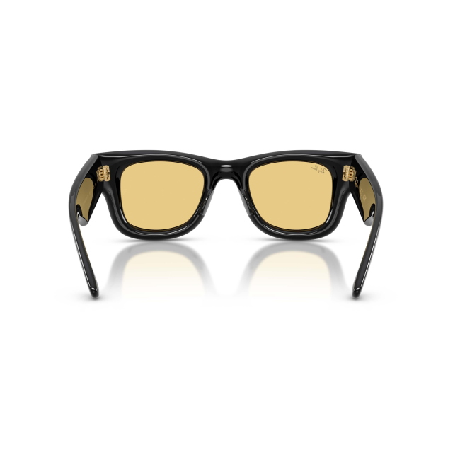 Ray-Ban RB 4940 WAYFARER PUFFER col. 601/85 è un occhiale da sole in acetato nero lucido e calibro 50.