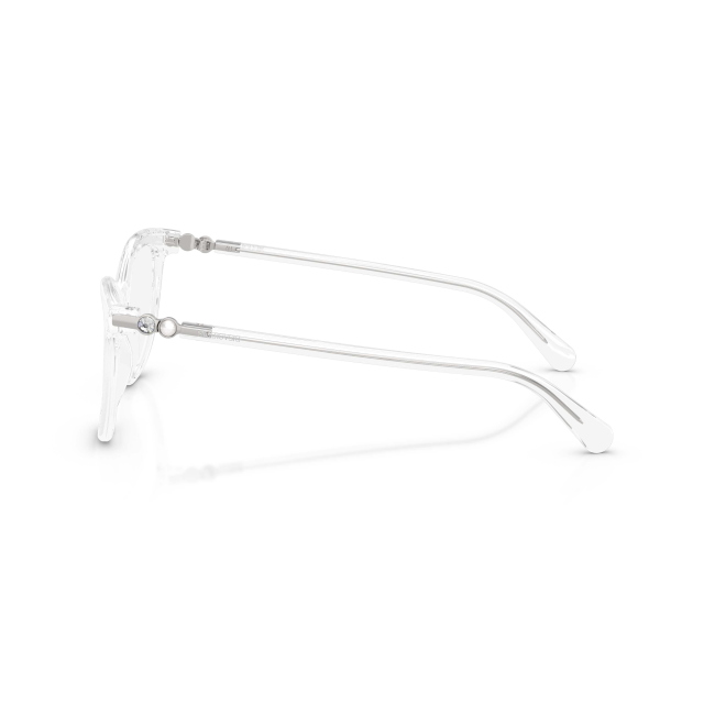 Swarovski SK 2064 col. 1027 propone un montatura da vista dalla forma Rotonda in acetato TRASPARENTE, calibro 51. Le proporzioni mantengono un equilibrio pulito e contemporaneo.