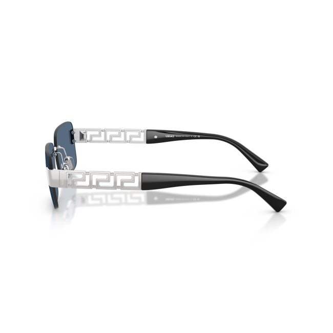 Versace VE 2298 col. 1001/80 presenta un profilo Rettangolare in METALLO ARGENTO con lenti BLU SCURO. Calibro 58, con linee pensate per l'uso quotidiano.
