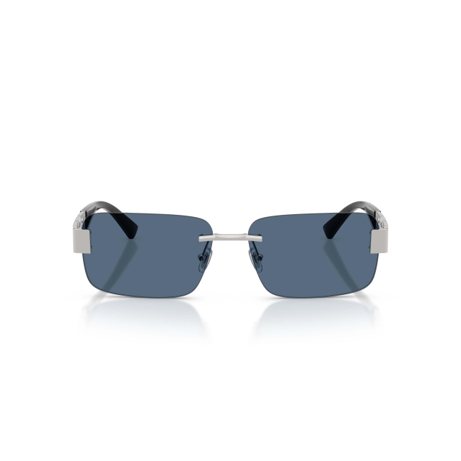 Versace VE 2298 col. 1001/80 presenta un profilo Rettangolare in METALLO ARGENTO con lenti BLU SCURO. Calibro 58, con linee pensate per l'uso quotidiano.