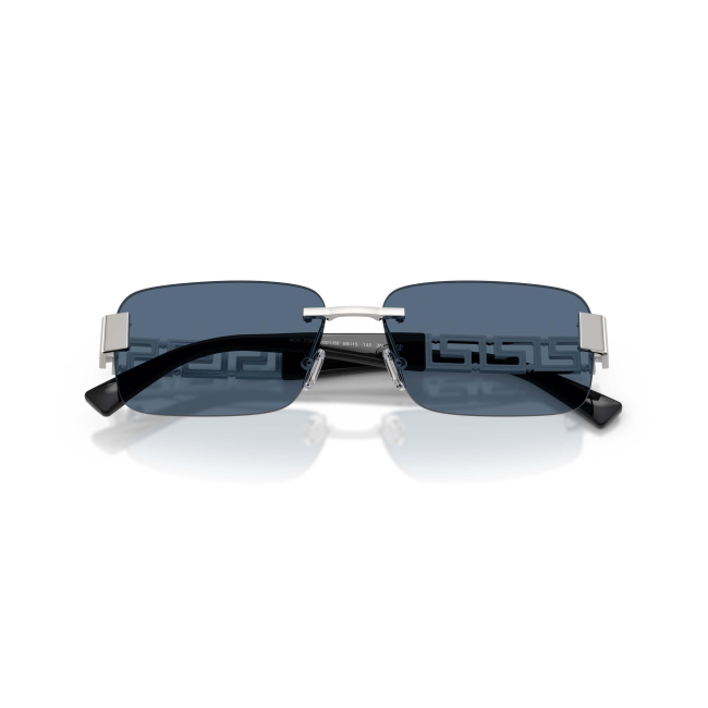 Versace VE 2298 col. 1001/80 presenta un profilo Rettangolare in METALLO ARGENTO con lenti BLU SCURO. Calibro 58, con linee pensate per l'uso quotidiano.