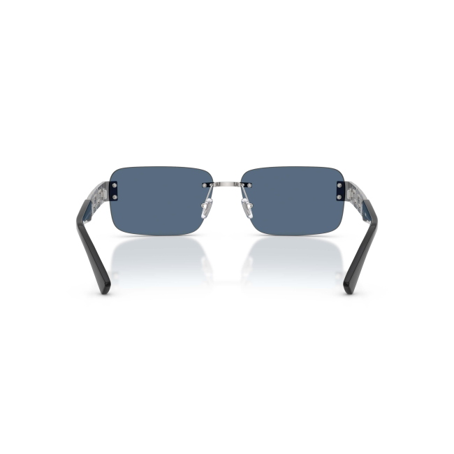 Versace VE 2298 col. 1001/80 presenta un profilo Rettangolare in METALLO ARGENTO con lenti BLU SCURO. Calibro 58, con linee pensate per l'uso quotidiano.