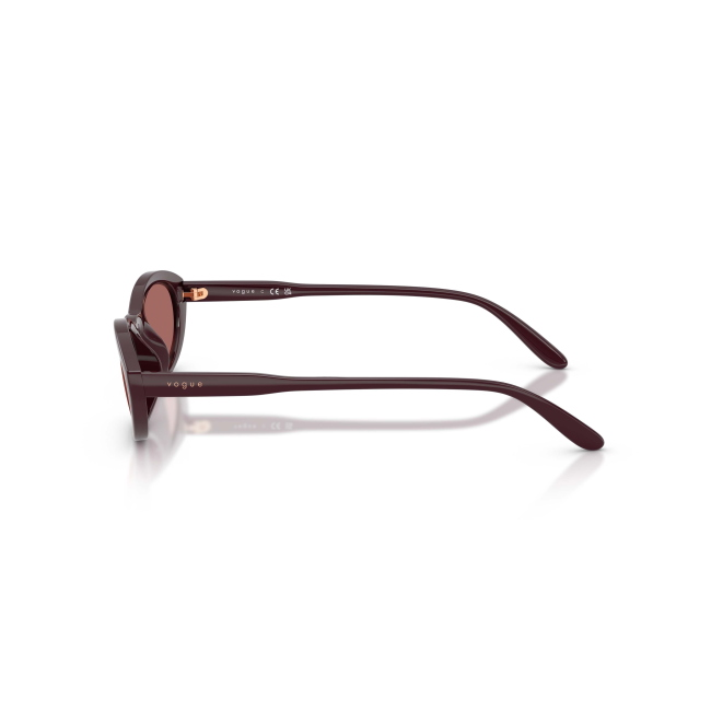 Vogue VO 5697SU col. 328469 è un occhiale da sole in acetato bordeaux bordeaux e calibro 54.