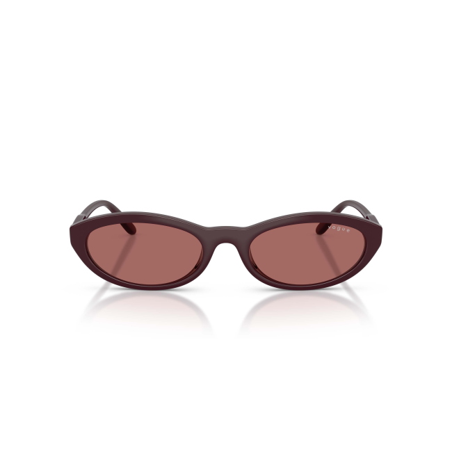 Vogue VO 5697SU col. 328469 è un occhiale da sole in acetato bordeaux bordeaux e calibro 54.